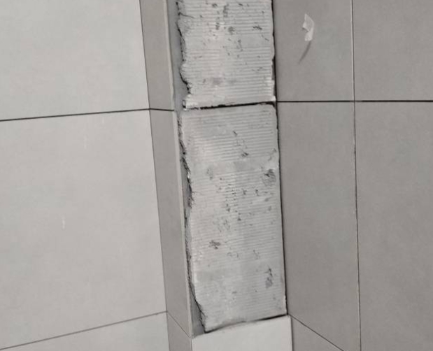 下陆瓷砖空鼓维修公司分享下瓷砖施工前基层浇水润湿程度不足，可能导致以下问题